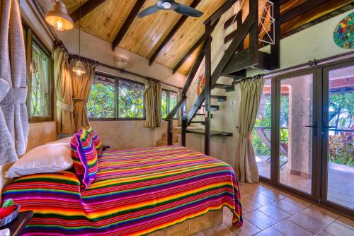 Postel nebo postele na pokoji v ubytování Ylang Ylang Beach Resort