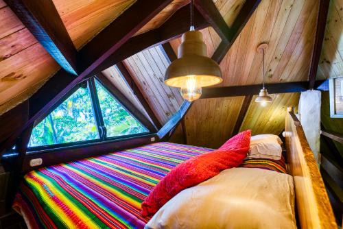 Postel nebo postele na pokoji v ubytování Ylang Ylang Beach Resort