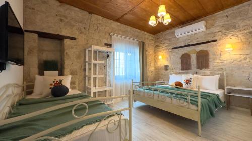 Katil atau katil-katil dalam bilik di MYTHOS Otel ALAÇATI