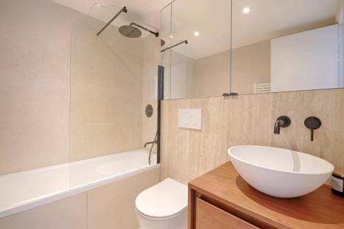 Louvre & Seine Luxury new 3BR Full AC By Melvane