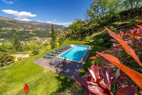 an overhead view of a swimming pool with chairs at Casa da Cerca in Parada de Bouro
