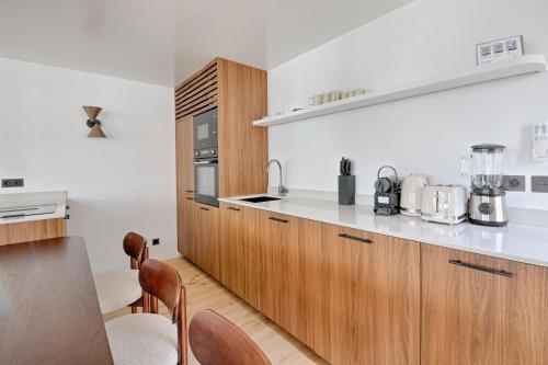 Louvre & Seine Luxury new 3BR Full AC By Melvane