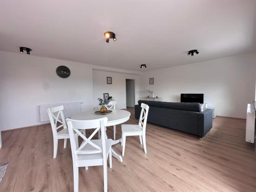 a living room with a table and chairs and a couch at Kikis Sunshine Apartment in Wölfnitz