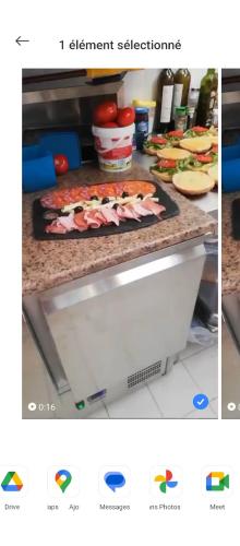 d'un comptoir avec quelques aliments au-dessus dans l'établissement Camping Au Vent Des Marais, à Longeville-sur-Mer