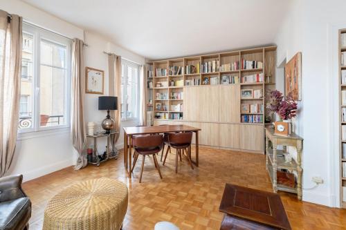 un salon avec une table et des chaises dans l'établissement Copernic- CI - Apt for 2 p 10 min from Arc de Triomphe, à Paris