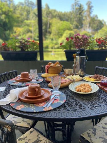 un tavolo con sopra dei piatti di cibo di Villa da Serra ad Águas da Prata