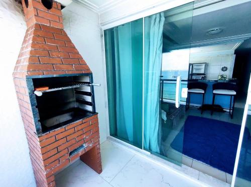 un forno in mattoni in una stanza con finestra di Apto pé na Areia a Ilha do Frade