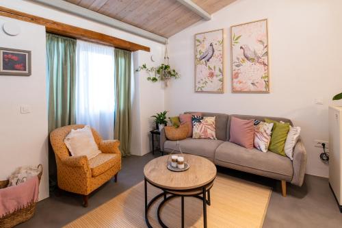 Posezení v ubytování Casa Ellini unique & spacious by 8essentially
