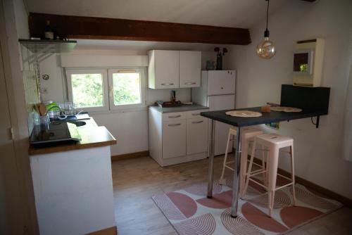 una cucina con un bancone e un tavolo di Joli appartement calme vue montagne dans le centre a Corte