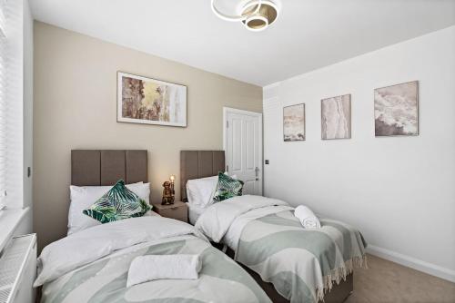 Postel nebo postele na pokoji v ubytování Luxury 4 Bed home for Groups and Families - Driveway-Garden-Gatwick Horley