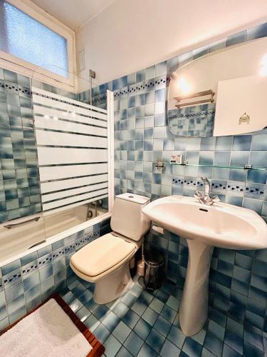 une salle de bain avec toilettes, lavabo et baignoire dans l'établissement Azure Horizons Seaside Escape, à Beaulieu-sur-Mer