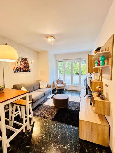 un salon avec un canapé et une table dans l'établissement Azure Horizons Seaside Escape, à Beaulieu-sur-Mer