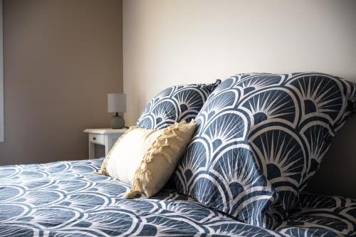 - une chambre avec un lit bleu et blanc et un oreiller dans l'établissement T3 lumineux dans maison avec jardin terrasse et parking Vallee de l Eyrieux, à La Voulte-sur-Rhône