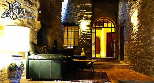 a living room with a couch and a table at Le Silve di Armenzano in Assisi