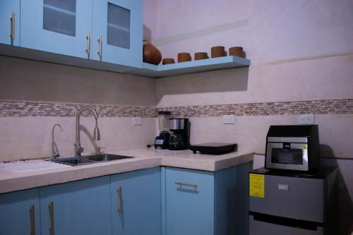 Una cocina o zona de cocina en Depas Heroes