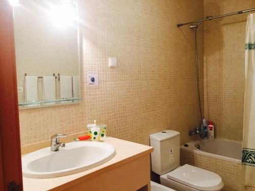 een badkamer met een wastafel en een toilet bij Albufeira Luxury Villa in Albufeira