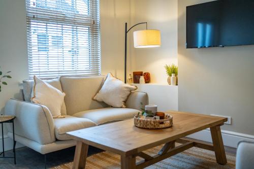 a living room with a couch and a table at Two Bed House in Castle Donington in Castle Donington