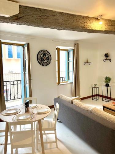 un salon avec un canapé, une table et des chaises dans l'établissement L'Industriel - Lit King Size, à Carcassonne