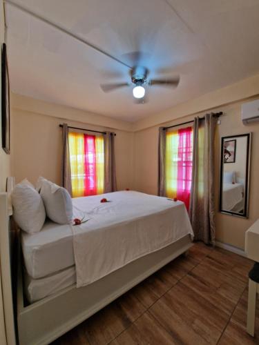 Llit o llits en una habitació de Amazon Villas