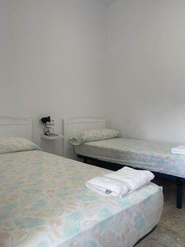 two beds sitting next to each other in a room at Albergue Rosa Molas in Arrabal de Jesús