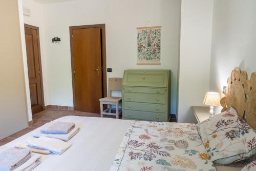 a bedroom with a bed and a green dresser at Agriturismo Casa del Vento in San Presto