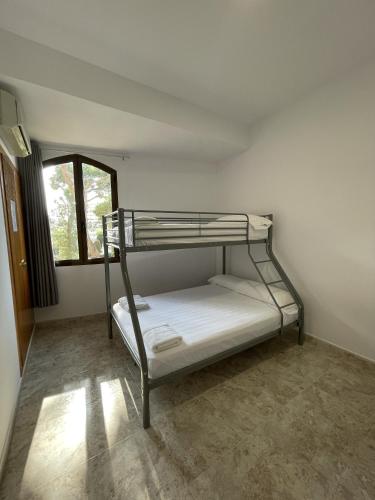 a bunk bed in a room with a window at Albergue Rosa Molas in Arrabal de Jesús