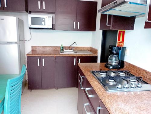 Η κουζίνα ή μικρή κουζίνα στο Villas Akalan