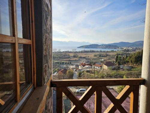 ein Blick aus dem Fenster eines Hauses in der Unterkunft Villa Koren in Ohrid