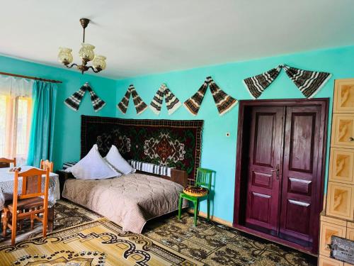 Ένα ή περισσότερα κρεβάτια σε δωμάτιο στο Casa dintre coline