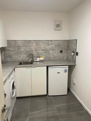 Kuchyň nebo kuchyňský kout v ubytování Cardiff bay cosy apartment with parking