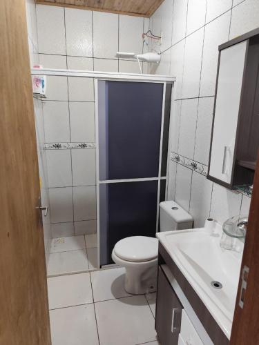 a small bathroom with a toilet and a sink at Casa perto da Uopecan in Cascavel