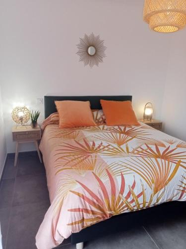 une chambre avec un lit avec une couette colorée dans l'établissement maison jardin tram,mer 15mn voiture, à Saint-Jean-de-Védas