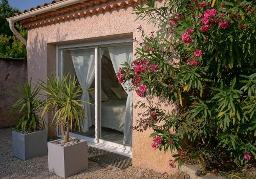 a house with a window and some plants and flowers at Villa hortensia in Carpentras