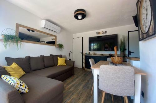 un salon avec un canapé et une table dans l'établissement a garden on the port, à Frontignan