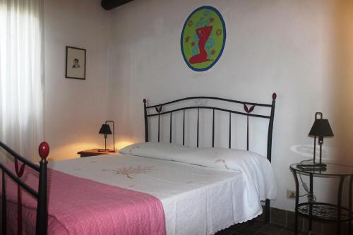 ノート・マリーナにあるCasetta Giulianaのベッドルーム1室(ピンクの毛布付きのベッド1台付)