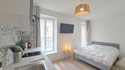 - une cuisine avec un lit dans une chambre avec un évier dans l'établissement Syracuse - Studio lumineux, à Reims