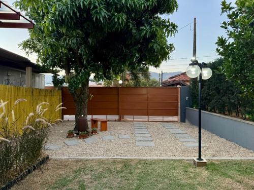 a park with a tree and a wooden fence at Puxadinho São Pedro in São Pedro