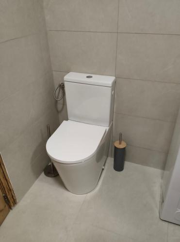 une salle de bain avec des toilettes blanches dans une chambre dans l'établissement andibru, à Antibes