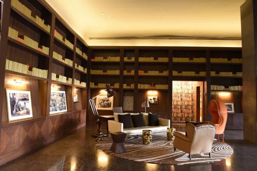 Ruang duduk di YOO, signature ocean view stay by Yourhost