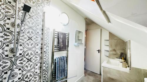 a bathroom with a sink and a mirror at Inviting 2 Bed Guest House steps away from Ascot Racecourse 3 mins drive, 5 mins to Legoland, 12 mins to Windsor Castle Perfect for families & racegoers alike in Winkfield