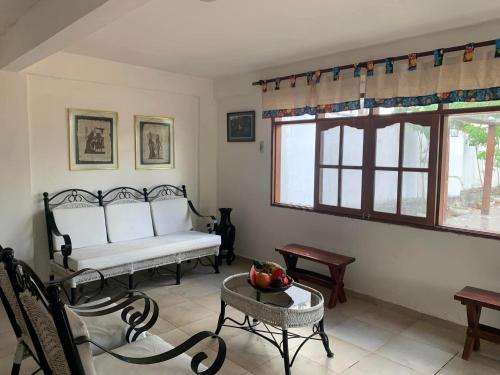 ein Wohnzimmer mit Sofa und Tisch in der Unterkunft Casa de campo en Buena Vista - A una cuadra de la plaza in Buena Vista