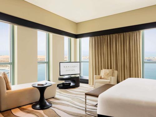 TV a/nebo společenská místnost v ubytování Sofitel Abu Dhabi Corniche