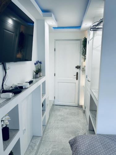 une porte blanche dans une chambre blanche avec un couloir dans l'établissement Cocon au cœur de Strasbourg, à Strasbourg