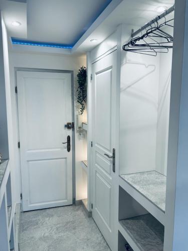 une salle de bain avec une porte blanche et un dressing dans l'établissement Cocon au cœur de Strasbourg, à Strasbourg