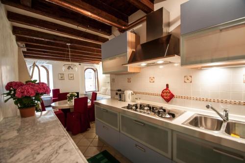 Ett kök eller pentry på Residenza Venezia Cortina