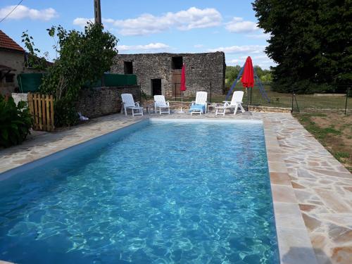 - une piscine en face d'une maison avec des chaises et une table dans l'établissement Le Grand Clos, à La Chapelle-Aubareil