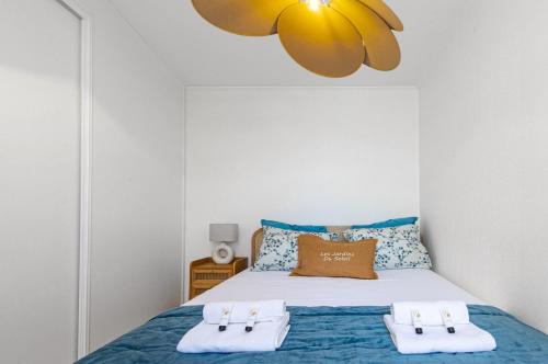 une chambre avec un lit avec deux serviettes dessus dans l'établissement Jardin du soleil, à Roquebrune-Cap-Martin