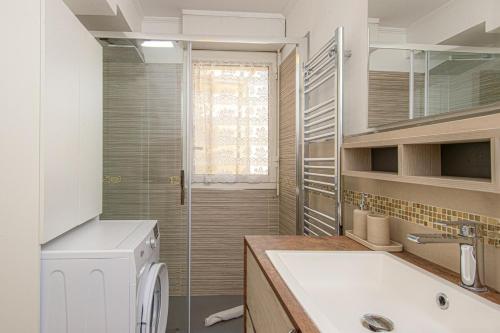 une cuisine avec un évier et une machine à laver dans l'établissement Jardin du soleil, à Roquebrune-Cap-Martin
