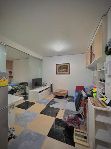 Televisyen dan/atau pusat hiburan di Condo with Pool View & Great Amenities Bangkok
