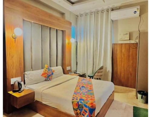 Ένα ή περισσότερα κρεβάτια σε δωμάτιο στο Hotel Royal Palm Inn होटल रॉयल पाम इन्न